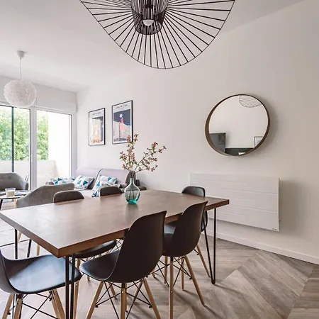 Apartment Henri Au Pied De La Cathedrale. *
