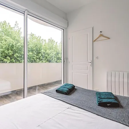 Henri Au Pied De La Cathedrale. Apartment *